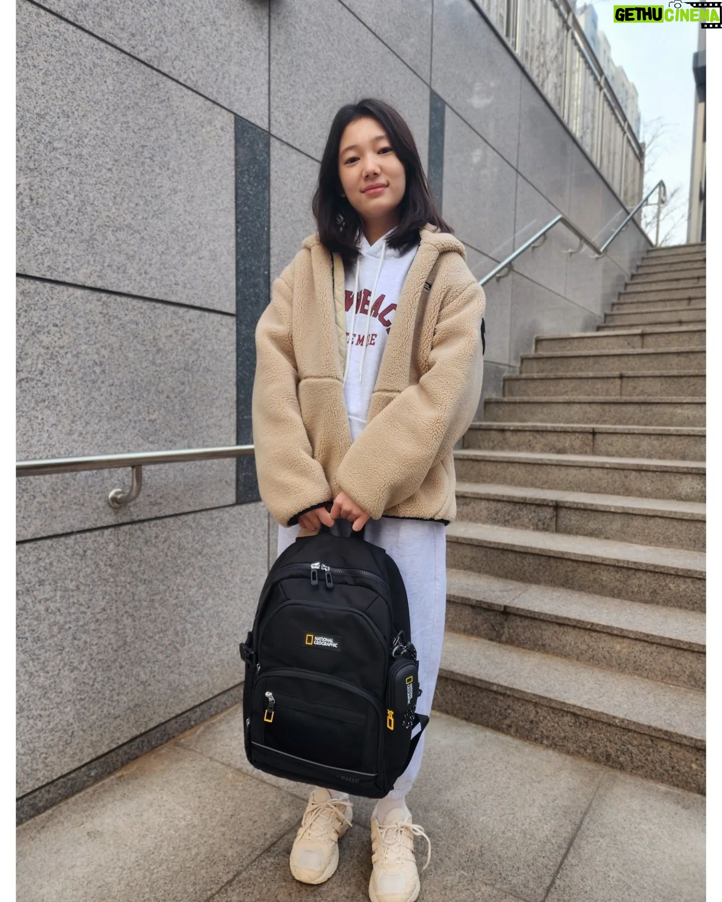 Kim Su-in - 5.2K Likes - 수인♡.
#제품협찬
.
.새해에도 건강하세요~🥰🤗
.
.
.
.
.ㅡㅡㅡㅡㅡㅡㅡㅡㅡㅡㅡㅡㅡㅡㅡ
#내셔널지오그래픽키즈 @ng_apparel.kids
#내셔널지오그래픽
.
.안정적인 프레임과 톡톡 튀는 디자인의 신학기 가방 ~
.통기성이 뛰어난 등판으로 편안하고 쾌적한 착용감!
.재귀반사 패치로 야간이나 우천시 보다 안전한 활동 가능하답니다~
.
.>> 1월 중 23SS 신학기 가방 구매 시 스니커즈 3만윈 할인 프로모션 진행 중<<
.
.
.
#키즈가방 #키즈책가방 #신학기가방 #새학기가방 #초등학생가방 #초등학생책가방 #입학선물 #새학기선물 #내셔널가방 #내셔널책가방