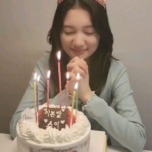 Kim Su-in Instagram - 수인♡
.
.하루 마무리 생일소원 빌기~🙏
.요번에는 무슨 소원을 빌었을까~
.
.
.같이 생일케익을 나누어 먹는것도 행복
.이 모든 순간이 감사한 시간~ 
.우리는  항상  너를 믿고  항상 네편이야 .
,언제나  너를 사랑해~♡
.
.
💛💛 수인이를 진심으로 응원하고  따뜻한말을 해주는  수인이 학교 친구들  너무 고마워요~
생일축하도 해주어 고맙고요~💕
.
.
.
#김수인
#생일
#소원빌기필수
#행복이 따로있나
#좋은친구들
#행운이야
#고마워요
