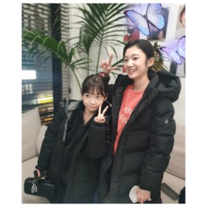 Kim Su-in Instagram - ♡
.오랜만에 만난 태연이 태연맘~♡
.우리 에프테더레인 삼촌이모~
.너무 오랜만~ 너무 좋았다죠~🥰😊
.
.사진은 많이 찍은거 같은데  요게 베스트🤭
.
.
.
#만남
#김태연 귀요미🥰
#에프터더레인 @aftertherain_studio
#김수인
#오랜만
#보고팠던얼굴들