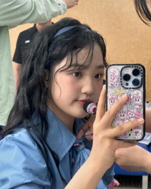 Kim Tae-yeon Instagram - 홍키통키 첫 컴백무대🩷💙

3번째에 있는 사진은 예슬이 언니가
귀엽다구 찍어준 사진📸

#김태연 #홍키통키 #컴백무대