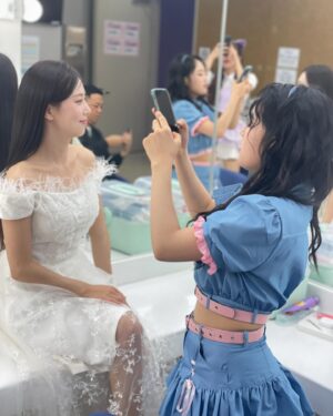 Kim Tae-yeon Instagram - 홍키통키 첫 컴백무대🩷💙

3번째에 있는 사진은 예슬이 언니가
귀엽다구 찍어준 사진📸

#김태연 #홍키통키 #컴백무대