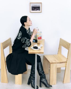 Kim Yoon-ah Instagram - 서울에서 제일 좋아하는 커피를 내려주는 집. 
🤍🤎🖤