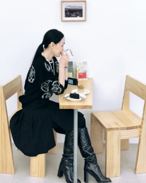 Kim Yoon-ah Instagram - 서울에서 제일 좋아하는 커피를 내려주는 집. 
🤍🤎🖤