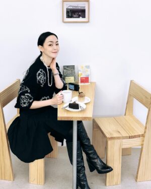Kim Yoon-ah Instagram - 서울에서 제일 좋아하는 커피를 내려주는 집. 
🤍🤎🖤
