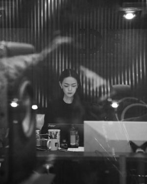 Kim Yoon-ah Instagram - 작업이 클라이막스를 찍는다. 
일로 20시간이 꽉 채워진 4개월을
지나오니 일하지 않을 수 있는 시간이
다가오는 게 벌써 불안해진다. 

정말 소파에 누워서 젤다를 할 수 있다고 해도
어딘가 편치않고 초조할 것 같아. 
끝이 보이기 시작하니게 막연하게 두렵다. 

#GNSSXGNSM
#LavieRosée