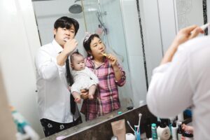 Kim Young-hee Instagram - 🤵🏻❤️👰🏻‍♀️❤️👶🏻
2주년 결혼기념을 그냥 넘길수 없기에
1주년은 둘
2주년은 셋 ㅎ
해서 태어나고 찍고싶었던 컨셉으로 후다닥 찍어봤어요
.
기념사진을 멋드러지게 찍으러 외출 준비를 하는 과정
해서 놀아주고 
분유통 씻고
빨래개고 
분유주고
화장하고 나가려는데
결국 해서 잠들어서 셀카로 마무리하는 2주년을 찍어봤습니다
.
@ez_snap
