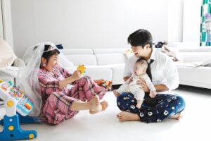 Kim Young-hee Instagram - 🤵🏻❤️👰🏻‍♀️❤️👶🏻
2주년 결혼기념을 그냥 넘길수 없기에
1주년은 둘
2주년은 셋 ㅎ
해서 태어나고 찍고싶었던 컨셉으로 후다닥 찍어봤어요
.
기념사진을 멋드러지게 찍으러 외출 준비를 하는 과정
해서 놀아주고 
분유통 씻고
빨래개고 
분유주고
화장하고 나가려는데
결국 해서 잠들어서 셀카로 마무리하는 2주년을 찍어봤습니다
.
@ez_snap