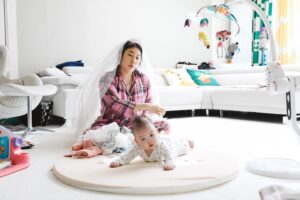 Kim Young-hee Instagram - 🤵🏻❤️👰🏻‍♀️❤️👶🏻
2주년 결혼기념을 그냥 넘길수 없기에
1주년은 둘
2주년은 셋 ㅎ
해서 태어나고 찍고싶었던 컨셉으로 후다닥 찍어봤어요
.
기념사진을 멋드러지게 찍으러 외출 준비를 하는 과정
해서 놀아주고 
분유통 씻고
빨래개고 
분유주고
화장하고 나가려는데
결국 해서 잠들어서 셀카로 마무리하는 2주년을 찍어봤습니다
.
@ez_snap
