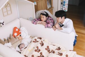 Kim Young-hee Instagram - 🤵🏻❤️👰🏻‍♀️❤️👶🏻
2주년 결혼기념을 그냥 넘길수 없기에
1주년은 둘
2주년은 셋 ㅎ
해서 태어나고 찍고싶었던 컨셉으로 후다닥 찍어봤어요
.
기념사진을 멋드러지게 찍으러 외출 준비를 하는 과정
해서 놀아주고 
분유통 씻고
빨래개고 
분유주고
화장하고 나가려는데
결국 해서 잠들어서 셀카로 마무리하는 2주년을 찍어봤습니다
.
@ez_snap