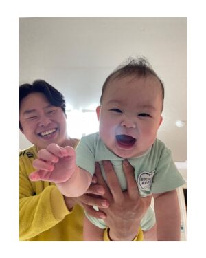 Kim Young-hee Instagram - 둘이 웃는거 보믄 그냥 바로 힐링 
물론 둘 두고 여행가믄 더 힐링 🤣
.
딸아 엄마는 아빠의 웃는 모습과
엄청 긍정적인 모습과
큰손과 허벅지같은 팔뚝에 반했었단다
딸도 아빠 한팔에 안기는걸 젤 행복해 하구나 
.
엄마가 점점 체력이 떨어져도
믿는구석이 있지 
키로수가 늘수록 아빠한테 많이 안겨줘~
아빠한테 많이 놀아달라 해줘🤣
.
진짜 행복이다!!
아임해피 위아해피