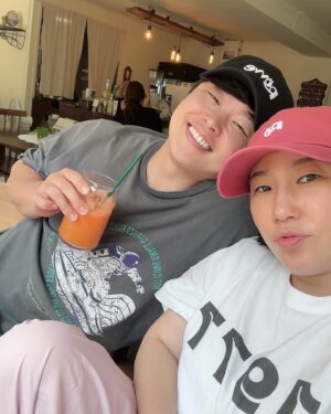 Kim Young-hee Instagram - 2주만에 데이트
해서 등원 하고 알면 알수록 매력 터지는 북변동
맛집 지도 도장깨기~~아직 멀었네요
너무 오고 싶었던 물회집 와서 물회먹고 커피도 한잔 했네요
담엔 여기서 샌드위치 꼭 먹어볼래요~~
문득 드는 생각인데..웃을때 잇몸 안보이는 너가 부럽구나🤣
.
제가 모자 진짜 안어울리는데 
요건 신기하게 착붙이에요❤️
우리 첫 커플 모자~~
@rovve_official