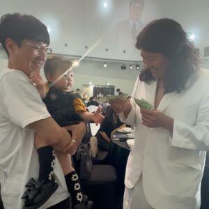Kim Young-hee Instagram - 오늘 하루 엄청 꽉 채웠네요~
소라이모 정혜이모랑 현호삼촌 결혼식 갔어요~~
신랑이 너무 울어 식 진행중에
신부가 아닌 신랑 메이크업 헤어 수정 첨봤어요 ㅋ
이모 삼촌들 다 만나서 너무 좋았어요
허민이모 나미이모 회경삼촌 덕분에 
해서애미는 편하게 밥 먹었네요
우일 삼촌 장난치지 말고 297만원 마져 주시고요😏
오는길에 우일삼촌 한강뷰집에 놀러갔다가
우리 아파트 야시장가서  범균삼촌네랑 놀고~
삼촌이 사준 뽀로로 낚시대 들고 집으로~~~~😍