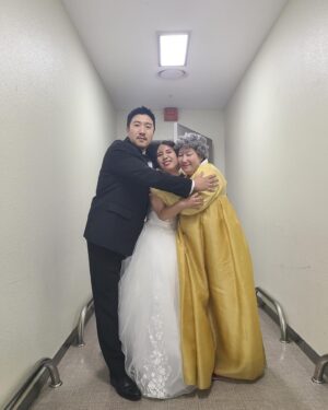 Kim Young-hee Instagram - 그동안 니퉁의 인간극장을 애정해 주셔서 감사합니다🙇🏻‍♀️
형민이 지영이가 만들어 왔던 판에 숟가락 얹어 
감독님의 무한애정을 받으며 7개월 조금 넘게 했네요~~
.
개그맨 지망생때 부터 함께했던 지영이
서울상경해서 외로움 많이 타던 저는 
지영이를 자주 집으로 불렀고 하루 이틀 자고 가다보니
어느덧 아예 같이 살게 되었습니다
곱등이랑 같이 살던 반지하때부터 함께했고
상가주택 이사 오면서 갑자기 상경한 엄마에게
지영이랑 더살게 대구 좀 더 가있으라고 할정도로 ㅋ
아꼈던 동생입니다
.
각자 다른 방송국에 합격해 같이 무대에 선다는건
상상도 못하고 살다가
같이 한무대에 선 꿈같은 7개월이었네요~
이상하게 마지막 보다 첫 녹화때가 더 먹먹했던거 같애요
지영이 형민이 등장때 환호는 세상 든든했어요
.
케릭터 하나 만드는게 얼마나 힘든일인지 알기에..
시원 섭섭하지만 
니퉁이 아닌 지영이로  니퉁 남편 아닌 형민이로 
더 재밌는거 만들어 올꺼에요~~!!!!!
.
형민아 지영아 애썼다!!!!!!!
.
먹고 살기 바빠 여행도 같이 못가봤는데 
담주는 지영이랑 첫 해외여행 갑니다~~!!✌️