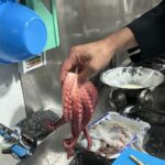 Kim A-joong Instagram - 👩🏻‍🍳🫕 “캘리포니아 몬터레이에서 구할 수 있는 식재료로🦐🦑🦞🐟 코리안, 어메리칸, 멕시칸이 모두 좋아할 수 있는🌶️🍯 한식베이스의 영양간식을 만들어주세요”라는 어마어마한 부탁에..함께 고민해주시고 뚝딱 레서피를 만들어 하나하나 가르쳐주신 두 셰프님께 감사드립니다🙏 #UnexpectedBusiness3 #어쩌다사장3 #해산물떡강정🍤 #천덕상셰프님 #성용현셰프님 #화이트스프링