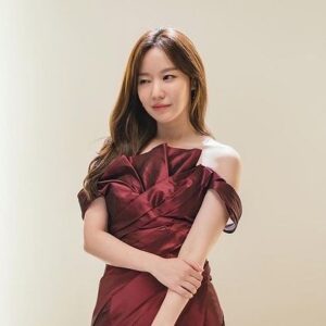 Kim A-joong Instagram - 📸
#연예인매니져로살아남기 
#드레스전쟁👗
#tvndrama