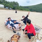 Kim A-joong Instagram - 바퀴달린집4 🛻🏠 다정다정 성동일 선배님 자상자상 김희원 선배님 사랑스 '로운' 막둥이 석우까지 좋은 추억 만들어 주셔서 고맙습니다 🙇🏻‍♀️ 또 놀러갈게요 😎💕 @tvn.asia @tvn_joy #tvn #바퀴달린집4 #houseonwheels4