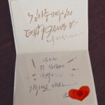 Kim A-joong Instagram - 🌻 봄이 왔어 차고 시리던 바람이 다 흩어지고, 아침이면 따뜻하고 기분 좋은 빛이 얼굴에 내려. 모두 잘 지내고 있어? 산 처럼 쌓인 선물들을 거실에 펼치고 앉아 하나씩 풀어보며 알았어. 데뷔 19년.. 지난 날에 젖어들기 보단, 나보다 더 깊이 날 알아주는 너희들의 사려깊음과 정성에 숙연해지는 시간이었어. 고맙지만, 많이 미안했고..자주 울컥했어. 잘 해왔으니 앞으로 더 잘하라고 격려를 흠뻑 받은 기분이야. 잘 할게. 노력할게. 내가 할 수 있는 게 그것 밖에 없네. 고맙고 사랑하고 또 많이 보고싶어❤️