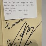Kim Eana Instagram - ’톡이나할까‘라는 프로그램은 마주 앉아 톡으로 대화를 나누는 독특한 형식이었다. 뉘앙스와 손동작, 표정없이 깊은 대화가 어렵지 않을까 하는 우려와 정반대로 뜻밖의 속얘기가 서로 난무(?)했다. 아마도 눈앞에 펼쳐진 수 많은 카메라와 조명등의 촬영현장 대신 폰화면 속 이야기에만 집중하게 되는 특수성 덕분이었다. (촬영현장이 눈앞에 있으면 아무래도 관성적인 긴장이 든다) 이 프로그램의 인연으로 영광스럽게도 #문가영 님의 책에 추천사를 쓰게 됐는데 책을 보니 당시 나눴던 대화가 떠올랐다. 그래서 당시 대화도 첨부했다. 추천사는 마지막에. 내면의 갈등을 드러내지 않고 자란 이들에게 큰 위로를 줄 수 있을, 어쩌면 픽션 어쩌면 논픽션 #파타