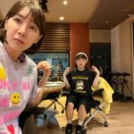 Kim Eana Instagram - 짠 것처럼 서로 준 티셔츠를 입고 온 문치랑 나. 피부만 애기궁뎅이같았던 문치는 끝인사때 진짜 애기처럼 펑펑 울었고 내 맘은 찢기고😭 믿기 힘들만큼 잘 통해서 노래 나갈 때마다 수다가 끊기지 않은 거의 유일한 게스트이자 수다가 넘치다 못해 늘 끝인사를 못 했던 우리는 다시 따로 만날 날짜까지 꽝꽝 정함.. 내가 뭔 말을 할 때마다 ’그 얘기 카드에 썼는데!‘라며 끝까지 동기화된 모습을 자랑했다🥹 카드는 또 어찌나 아래위로 빼곡히 썼던지 펼치자마자 또 울컥했네. 카드마저 공간이 모자라 쓸려나가면 어떡하냐고 ㅠㅠ 끝까지 ‘내여자’드립으로 킹받게 한 것 마저 갓벽한 그녀. 아몰라 우리는 어차피 금방 보니까!