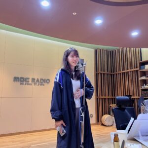 Kim Eana Instagram - 풍선 삼킨거 마냥 윗배에 갑자기 가스차서 라디오 스탠딩으로 진행함.. 외계인 잉태한 기분이었음