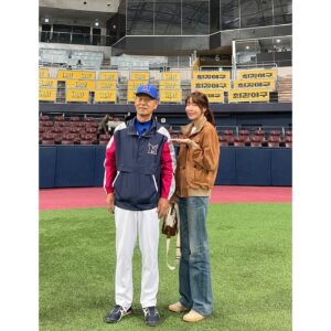 Kim Eana Instagram - 최강야구 제작진분들의 초대로 경기 직관! OST 잘 만들어주셨다고 볼 수 있게 해주셨다. 엉엉😭
요즘 눈물없이 한 회를 본 적이 없는 최애 프로인데. 
김성근감독님께🥹 싸인볼도 받고 선수분들도 보고.. 비록 잔뜩 긴장해서 거북목으로 인사했지만ㅠ 신기하고 행복했다.
특히 박용택선수님은 ‘저 ‘나타나’ 작사가예요!’라고 주책맞게 인사드렸는데 이미 알고 계셔서 너무 신기했다! 우왕 

야구 매니아인 시원매니저랑 드럼(보다 공을 더 많이)치는 규형이랑 #몬스터즈 보컬 원석오빠랑 즐거운 추억

또 와야지!!! #최강야구 감사합니다 💙
