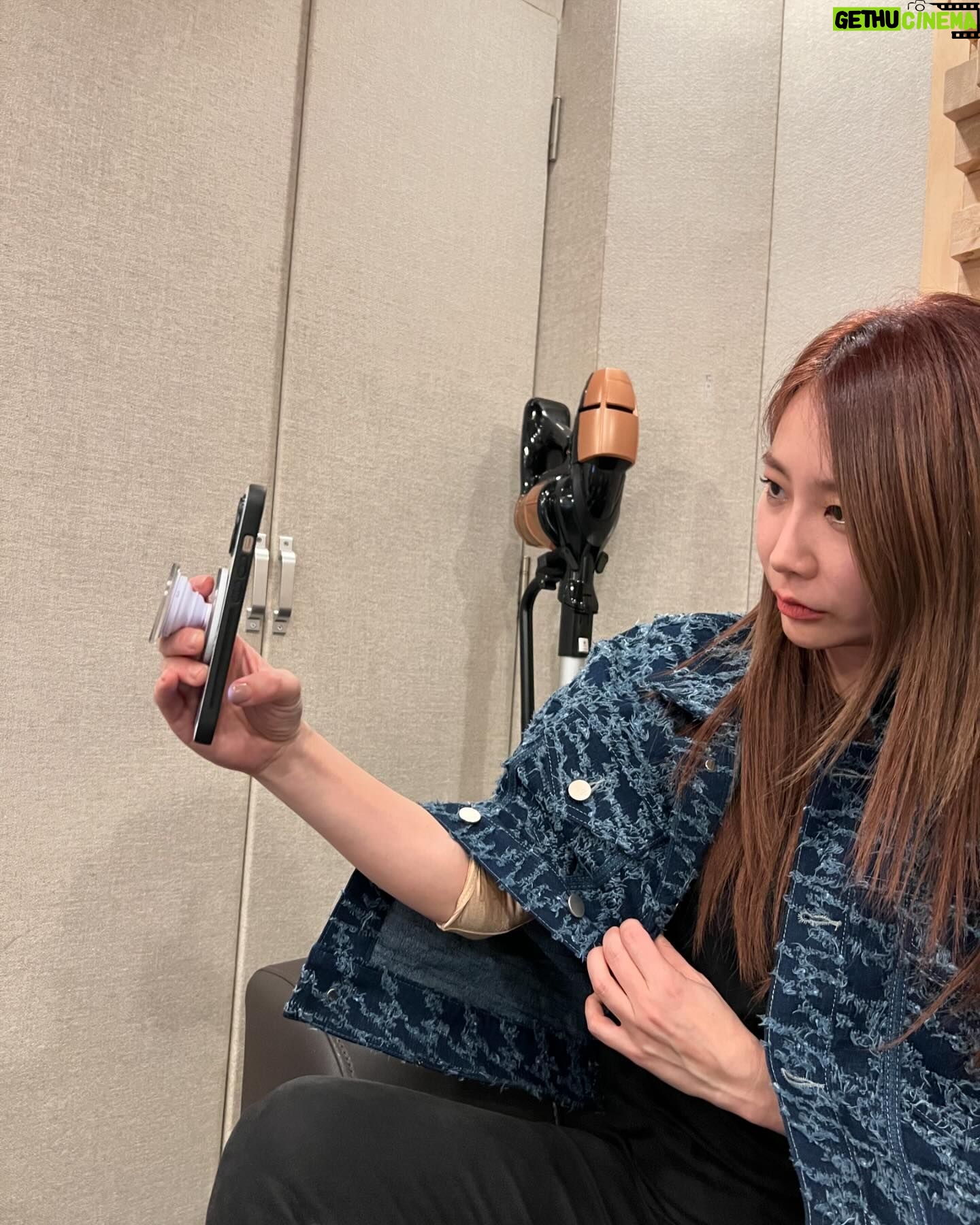 Kim Eana Instagram - 녹음실에서 자기 작업하고 있던 제아 만남. 어엿한 모노트리 소속 프로듀서다 이말이야