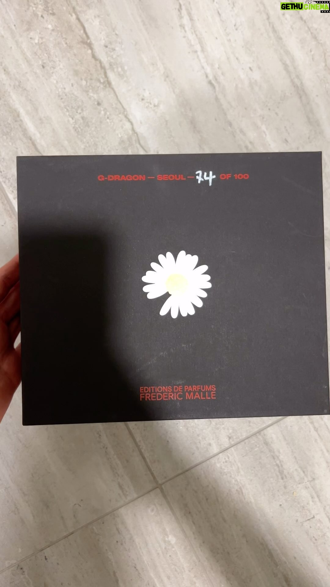 Kim Eana Instagram - 비록 프로 인플루언서같은 언박싱영상을 찍는데는 실패했지만 (뚜껑이 깊다).. 프레드릭말 지드래곤 에디션은 못 참지! 심지어 100개 한정판이고 내건 74번. 어지간해선 눌러앉을 향수가 될지도 모를 만큼 향이 끝내줌. 이 두가지 느낌이 혼재가 가능한가 싶은 두 가지(파우더리&묵직한 우디)가 함께 느껴짐. 원래 가능한가🙄? 향수잘알이 아니라 더 멋있게 설명은 못 하지만 아무튼 너무 좋음… 내가 호들갑떠는 것처럼 들릴거 아는데 진짜임. 안 믿으면 오히려 좋음. 나만 뿌릴 거임. #fredericmalle #muscravageur (발음이 뭘까)