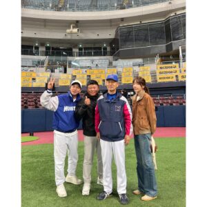 Kim Eana Instagram - 최강야구 제작진분들의 초대로 경기 직관! OST 잘 만들어주셨다고 볼 수 있게 해주셨다. 엉엉😭
요즘 눈물없이 한 회를 본 적이 없는 최애 프로인데. 
김성근감독님께🥹 싸인볼도 받고 선수분들도 보고.. 비록 잔뜩 긴장해서 거북목으로 인사했지만ㅠ 신기하고 행복했다.
특히 박용택선수님은 ‘저 ‘나타나’ 작사가예요!’라고 주책맞게 인사드렸는데 이미 알고 계셔서 너무 신기했다! 우왕 

야구 매니아인 시원매니저랑 드럼(보다 공을 더 많이)치는 규형이랑 #몬스터즈 보컬 원석오빠랑 즐거운 추억

또 와야지!!! #최강야구 감사합니다 💙