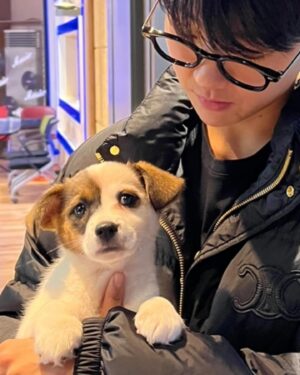 Kim Eana Instagram - 시루야 오늘 프로님이랑 부엉이들이랑 내 기운 받아서 진짜 진짜 좋은 가족 꼭 만나! 

(별밤 홍재정작가가 누군가 임보중인 강아지를 임보중이라 오프닝때 같이 있었어요)