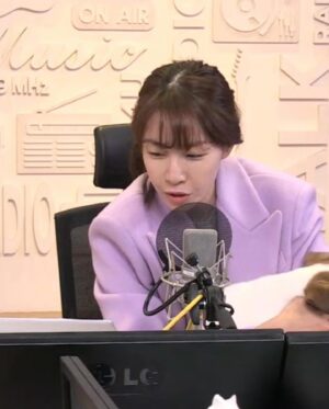 Kim Eana Instagram - 시루야 오늘 프로님이랑 부엉이들이랑 내 기운 받아서 진짜 진짜 좋은 가족 꼭 만나! 

(별밤 홍재정작가가 누군가 임보중인 강아지를 임보중이라 오프닝때 같이 있었어요)