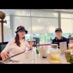 Kim Eana Instagram - #박성현프로 님 하이트진로 챔피언쉽 2라운드 갤러리 후기. 이번 주 극악의 일정이었기에 잠이 너무 부족해 전반의 중간 쯤 도착해서 합류. 친절한 남달라분이 티셔츠와 뱃지를 나눠주셨다. 진-짜 멀리 페어웨이에 서있는 프로님이 보였는데 누가봐도 남다른 자태라 단번에 알아봤다. 평소 느림보인 나는 프로님 갤러리만 하면 경보와 뜀박질도 잘만 한다. 안 힘들다. 극악 난이도 그린에 아까워 죽겠는 결과가 이어지던 와중, 카트길을 걸으며 다음 홀은 파 몇인지 보려고 폰을 보고 걷고 있는데 ’선수들 지나가실게요‘하는 소리에 화들짝 놀라 뒤를 보니 프로님이 오고 있었다!! 너무 놀란 나는 고속도로 위의 고라니처럼 호다닥 도망쳤는데 같이 구경간 매니저 시원이가 프로님이 인사하셨다고 했다. 나는 그걸 못 봐서 너무 속상한 니머지 시원이한테 두 번이나 그 상황을 설명해달라고 했다. 그 직후 파 5홀에서 너비가 무슨 8미터는 됨직한 페어웨이 중간으로 티샷을 날리시더니 그 다음 유틸도 그보다 더 좁은 페어웨이 중앙으로 안착. 그리고 멋진 백스핀 써드샷이 홀컵에 붙었다!! 하마터면 오케이를 외칠 뻔 했다. 그리고 버디 성공 ㅜㅜ. 나는 나를 만나신 이후에 버디 혈이 뚫린거라고 혼자 생각하고 호들갑을 떨었다. 그러고 조금 뒤에 또 버디가 나왔다! 밥 먹을 때 프로님도 진짜 그런거 같다고 해주셨..아니 하셨다. 후훗. 아무튼 와주신 모든 팬분들에게 싸인과 사진촬영을 하고난 뒤 인사를 했는데, 밥은 드셨냐고 했다. 설마 같이 드셔주시는거냐고 했더니 그렇다고 했다! 체했어도 굶었다고 했겠지만 진짜로 밥을 먹을 때이긴 했다. 나는 짬뽕을 별로 안 좋아하는데 프로님이 짬뽕 드시길래 똑같이 시켰다. 심지어 엄청 맛있었다. 역시 프로님의 모든건 따라하고 볼 일이다. 모레 또 가야지… . . 마감을 못 하고 있는데 혹시 클라이언트 분들이 이 글을 보셨다면 죄송합니다,, 그치만 우리 프로님이 일년에 딱 한 두번 한국 경기를 할까말까 하거든요ㅠㅠ