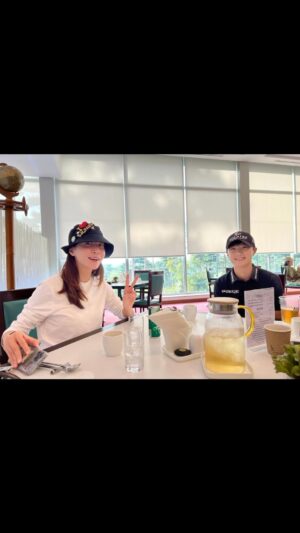Kim Eana Instagram - #박성현프로 님 하이트진로 챔피언쉽 2라운드 갤러리 후기. 

이번 주 극악의 일정이었기에 잠이 너무 부족해 전반의 중간 쯤 도착해서 합류. 친절한 남달라분이 티셔츠와 뱃지를 나눠주셨다. 진-짜 멀리 페어웨이에 서있는 프로님이 보였는데 누가봐도 남다른 자태라 단번에 알아봤다. 평소 느림보인 나는 프로님 갤러리만 하면 경보와 뜀박질도 잘만 한다.  안 힘들다.  극악 난이도 그린에 아까워 죽겠는 결과가 이어지던 와중, 카트길을 걸으며 다음 홀은 파 몇인지 보려고 폰을 보고 걷고 있는데 ’선수들 지나가실게요‘하는 소리에 화들짝 놀라 뒤를 보니 프로님이 오고 있었다!! 너무 놀란 나는 고속도로 위의 고라니처럼 호다닥 도망쳤는데 같이 구경간 매니저 시원이가 프로님이 인사하셨다고 했다. 나는 그걸 못 봐서 너무 속상한 니머지 시원이한테 두 번이나 그 상황을 설명해달라고 했다. 

그 직후 파 5홀에서 너비가 무슨 8미터는 됨직한 페어웨이 중간으로 티샷을 날리시더니 그 다음 유틸도 그보다 더 좁은 페어웨이 중앙으로 안착. 그리고 멋진 백스핀 써드샷이 홀컵에 붙었다!! 하마터면 오케이를 외칠 뻔 했다.  그리고 버디 성공 ㅜㅜ.  나는 나를 만나신 이후에 버디 혈이 뚫린거라고 혼자 생각하고 호들갑을 떨었다.  그러고 조금 뒤에 또 버디가 나왔다!  밥 먹을 때 프로님도 진짜 그런거 같다고 해주셨..아니 하셨다.  후훗.  아무튼 와주신 모든 팬분들에게 싸인과 사진촬영을 하고난 뒤 인사를 했는데, 밥은 드셨냐고 했다.  설마 같이 드셔주시는거냐고 했더니 그렇다고 했다! 체했어도 굶었다고 했겠지만 진짜로 밥을 먹을 때이긴 했다. 
나는 짬뽕을 별로 안 좋아하는데 프로님이 짬뽕 드시길래 똑같이 시켰다. 심지어 엄청 맛있었다. 역시 프로님의 모든건 따라하고 볼 일이다.  모레 또 가야지… 
.
.
마감을 못 하고 있는데 혹시 클라이언트 분들이 이 글을 보셨다면 죄송합니다,, 그치만 우리 프로님이 일년에 딱 한 두번 한국 경기를 할까말까 하거든요ㅠㅠ