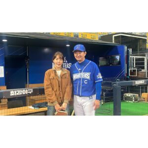 Kim Eana Instagram - 최강야구 제작진분들의 초대로 경기 직관! OST 잘 만들어주셨다고 볼 수 있게 해주셨다. 엉엉😭
요즘 눈물없이 한 회를 본 적이 없는 최애 프로인데. 
김성근감독님께🥹 싸인볼도 받고 선수분들도 보고.. 비록 잔뜩 긴장해서 거북목으로 인사했지만ㅠ 신기하고 행복했다.
특히 박용택선수님은 ‘저 ‘나타나’ 작사가예요!’라고 주책맞게 인사드렸는데 이미 알고 계셔서 너무 신기했다! 우왕 

야구 매니아인 시원매니저랑 드럼(보다 공을 더 많이)치는 규형이랑 #몬스터즈 보컬 원석오빠랑 즐거운 추억

또 와야지!!! #최강야구 감사합니다 💙
