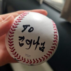 Kim Eana Instagram - 최강야구 제작진분들의 초대로 경기 직관! OST 잘 만들어주셨다고 볼 수 있게 해주셨다. 엉엉😭
요즘 눈물없이 한 회를 본 적이 없는 최애 프로인데. 
김성근감독님께🥹 싸인볼도 받고 선수분들도 보고.. 비록 잔뜩 긴장해서 거북목으로 인사했지만ㅠ 신기하고 행복했다.
특히 박용택선수님은 ‘저 ‘나타나’ 작사가예요!’라고 주책맞게 인사드렸는데 이미 알고 계셔서 너무 신기했다! 우왕 

야구 매니아인 시원매니저랑 드럼(보다 공을 더 많이)치는 규형이랑 #몬스터즈 보컬 원석오빠랑 즐거운 추억

또 와야지!!! #최강야구 감사합니다 💙