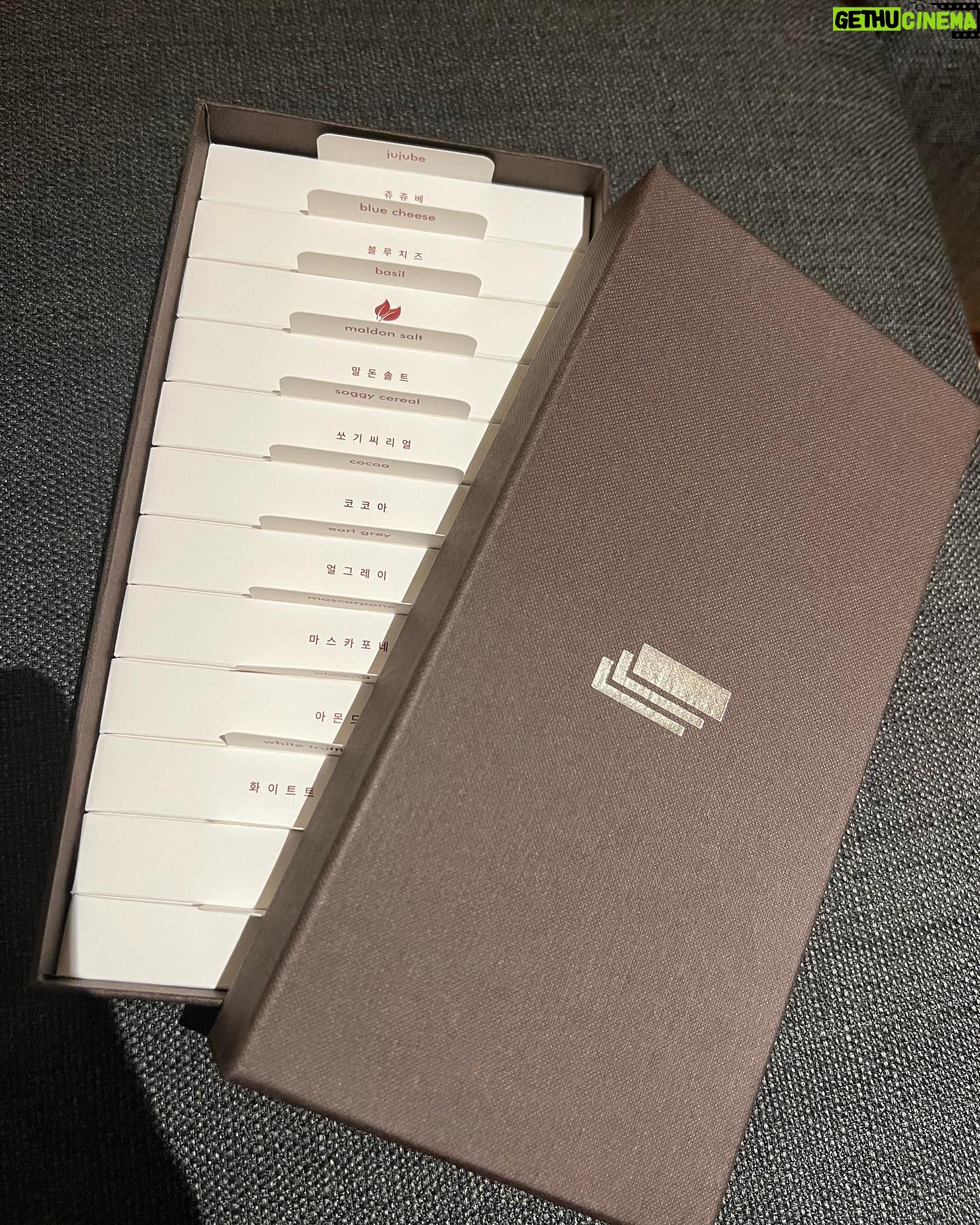 Kim Eana Instagram - 십몇년 만에 분당고등학교때 친했던 언니들을 만났다. 나를 너무나 예뻐해주던 모범생 인싸 느낌 언니들이었는데 다시 봐도 똑같은 바이브 똑같은 얼굴. 한참 수다떨다가 언니들 가고 나니 아차차 같이 사진도 안 찍었다. 그래서 언니들이 준 선물사진이라도 올려 오늘을 기념한다. 1. 지원언니가 줌: 언뜻 범죄에 쓰이는 도구들 같지만 지원언니가 사다준 언니의 전직장 브랜드 골프 항공백과 안에 팬이 달려있는 골프우산. 마침 항공백이 좀 허름한데 일년에 한두번 쓰는거라 새로 사긴 좀 아깝다 싶었는데 최고다. 게다가 BMW오너행세도 할 수 있다. 2. 인희언니가 줌 : 예나 지금이나 스윗걸답게 맛있는 인덱스 캬라멜 사다주심. 지금 하나 까먹었는데 느무 맛있다… 기분이 몽글스몽글스🥰