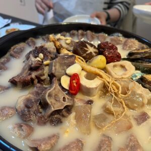 Kim Eana Instagram - 별밤 보양 회식했는데 너무 맛있는데 사람이 많이 없어서 걱정되는 마음에 올리는 피드.  내 생일이라고 제작진이 생일상 메뉴로 시켰는데 진수성찬도 이런 진수성찬이 없었음.  중요한 건 맛!!! 맛이 정말 훌륭했다!!! 특히 사진에선 안 그렇게 나왔지만 왠지 별로 맛있을 필요가 없을 것 같은 갈비찜조차 역대급이었음.  상암/파주 지역분들 강추입니다 진짜루. #정곰탕  오래 장사해주세여. 회식하러 가게..