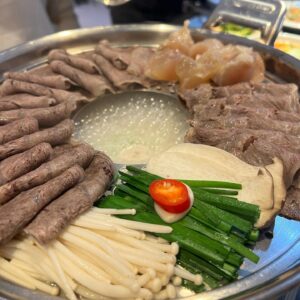 Kim Eana Instagram - 별밤 보양 회식했는데 너무 맛있는데 사람이 많이 없어서 걱정되는 마음에 올리는 피드.  내 생일이라고 제작진이 생일상 메뉴로 시켰는데 진수성찬도 이런 진수성찬이 없었음.  중요한 건 맛!!! 맛이 정말 훌륭했다!!! 특히 사진에선 안 그렇게 나왔지만 왠지 별로 맛있을 필요가 없을 것 같은 갈비찜조차 역대급이었음.  상암/파주 지역분들 강추입니다 진짜루. #정곰탕  오래 장사해주세여. 회식하러 가게..