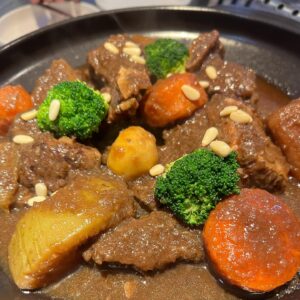 Kim Eana Instagram - 별밤 보양 회식했는데 너무 맛있는데 사람이 많이 없어서 걱정되는 마음에 올리는 피드.  내 생일이라고 제작진이 생일상 메뉴로 시켰는데 진수성찬도 이런 진수성찬이 없었음.  중요한 건 맛!!! 맛이 정말 훌륭했다!!! 특히 사진에선 안 그렇게 나왔지만 왠지 별로 맛있을 필요가 없을 것 같은 갈비찜조차 역대급이었음.  상암/파주 지역분들 강추입니다 진짜루. #정곰탕  오래 장사해주세여. 회식하러 가게..