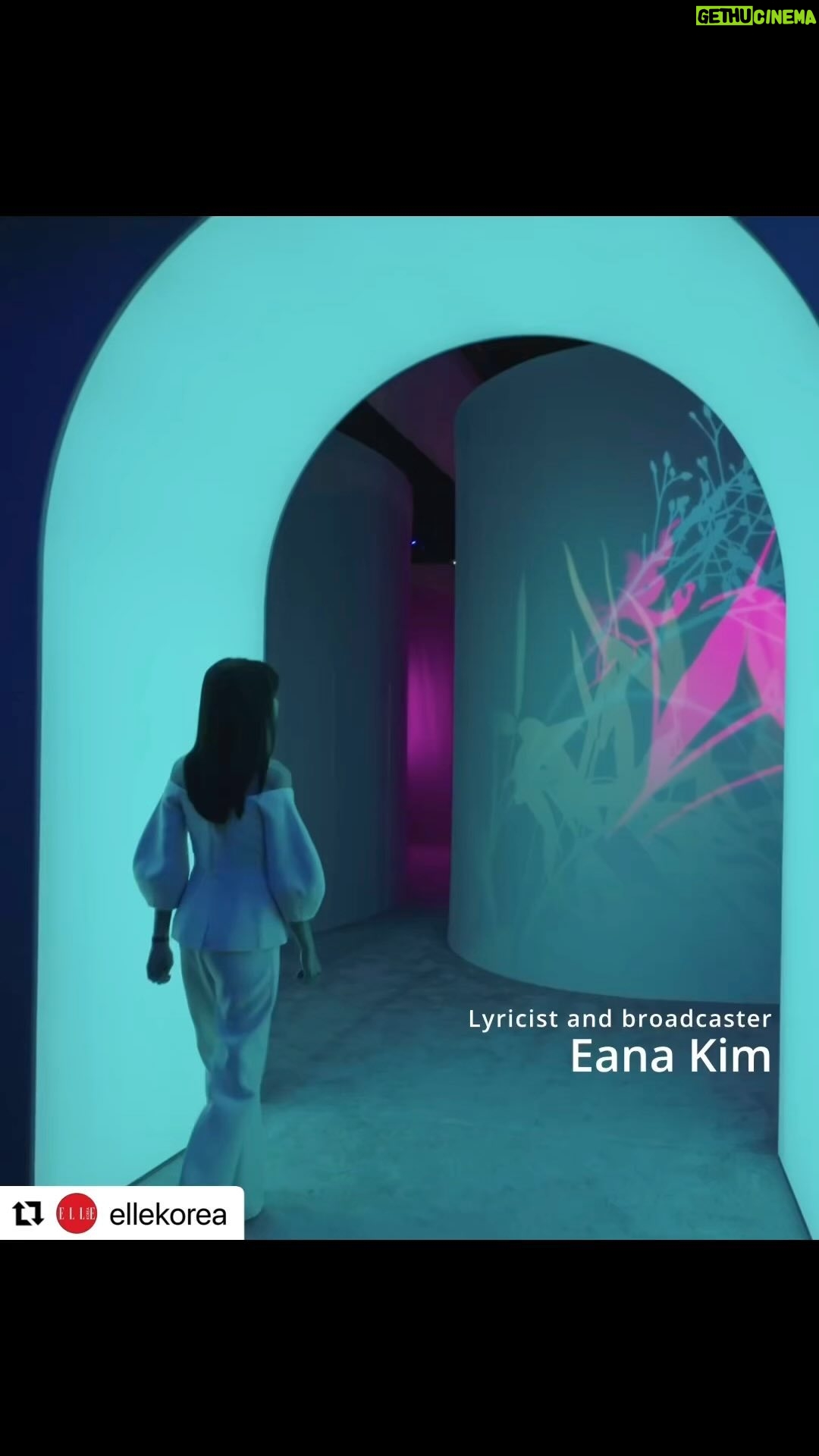 Kim Eana Instagram - 하이엔드 쥬얼리 전시라면 그냥 딴 세상 비싼 보석 전시 아닐까 했는데 도슨트 설명 받으며 보니 진짜 재밌었던. 반클리프와 아펠 부부는 ‘스토리 덕후’였다!! Repost @ellekorea #제작비지원 디뮤지엄 성수에서 진행 중인 전시장을 찾은 작사가 겸 방송인 김이나(@eanakim) ✨ 새로운 영감을 얻거나 일상에 환기가 필요할 때마다 전시를 관람한다는 그녀는 메종의 수많은 패트리모니얼 작품과 각각의 공간 및 제품이 지닌 스토리를 감상하며 감탄해 마지않는 모습을 보였는데요. 김이나가 소개하는 ‘시간’의 공간 속 놀라운 미스터리 세팅, 전세계 최초로 공개 된 자르티에르 브레이슬릿 등 전시를 방문해 직접 감상해 보시기 바랍니다. 전시 ▪일시: ~4월 14일(일)까지 (2024년 4월 1일, 8일은 제외), 구정 당일(2월 10일) 휴관 ▪장소: 디뮤지엄 성수 #광고 #VanCleefArpels #반클리프아펠 #VCAexhibition #반클리프아펠전시 #VCATimeNatureLove @vancleefarpels