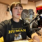 Kim Eana Instagram - 짠 것처럼 서로 준 티셔츠를 입고 온 문치랑 나. 피부만 애기궁뎅이같았던 문치는 끝인사때 진짜 애기처럼 펑펑 울었고 내 맘은 찢기고😭 믿기 힘들만큼 잘 통해서 노래 나갈 때마다 수다가 끊기지 않은 거의 유일한 게스트이자 수다가 넘치다 못해 늘 끝인사를 못 했던 우리는 다시 따로 만날 날짜까지 꽝꽝 정함.. 내가 뭔 말을 할 때마다 ’그 얘기 카드에 썼는데!‘라며 끝까지 동기화된 모습을 자랑했다🥹 카드는 또 어찌나 아래위로 빼곡히 썼던지 펼치자마자 또 울컥했네. 카드마저 공간이 모자라 쓸려나가면 어떡하냐고 ㅠㅠ 끝까지 ‘내여자’드립으로 킹받게 한 것 마저 갓벽한 그녀. 아몰라 우리는 어차피 금방 보니까!