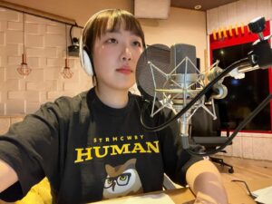 Kim Eana Instagram - 짠 것처럼 서로 준 티셔츠를 입고 온 문치랑 나. 

피부만 애기궁뎅이같았던 문치는 끝인사때 진짜 애기처럼 펑펑 울었고 내 맘은 찢기고😭
믿기 힘들만큼 잘 통해서 노래 나갈 때마다 수다가 끊기지 않은 거의 유일한 게스트이자 수다가 넘치다 못해 늘 끝인사를 못 했던 우리는 다시 따로 만날 날짜까지 꽝꽝 정함.. 내가 뭔 말을 할 때마다 ’그 얘기 카드에 썼는데!‘라며 끝까지 동기화된 모습을 자랑했다🥹 
카드는 또 어찌나 아래위로 빼곡히 썼던지 펼치자마자 또 울컥했네. 카드마저 공간이 모자라 쓸려나가면 어떡하냐고 ㅠㅠ 끝까지 ‘내여자’드립으로 킹받게 한 것 마저 갓벽한 그녀. 

아몰라 우리는 어차피 금방 보니까!