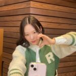 Kim Eana Instagram - 싱어게인 팬분들 저만큼이나 떡밥고팠을거 같아 제가 직접 수확해왔습니다. 셀카 현장(한명 주작 셀카로 최장시간 걸림) 및 퇴근길 풉니다. #김이나의별이빛나는밤에 담엔 한 명씩 와줘요 시간 모자라 죽는줄 알았으니까.. #홍이삭 #소수빈 #이젤 #싱어게인3