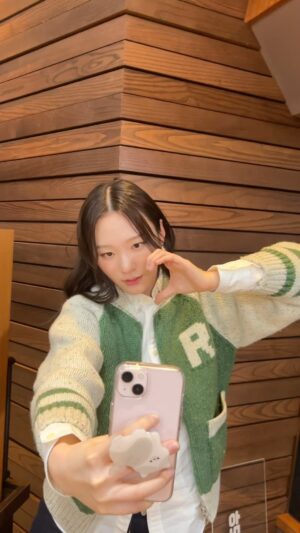 Kim Eana Instagram - 싱어게인 팬분들 저만큼이나 떡밥고팠을거 같아 제가 직접 수확해왔습니다. 
셀카 현장(한명 주작 셀카로 최장시간 걸림) 및 퇴근길 풉니다. 
#김이나의별이빛나는밤에  담엔 한 명씩 와줘요 시간 모자라 죽는줄 알았으니까..
#홍이삭 #소수빈 #이젤 #싱어게인3