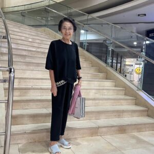 Kim Eana Instagram - 생신날 만나자마자 너무 보고싶었다고 울먹(늘 울먹이심)하시다가

할머니: ”얘, 이제 할머니는 주름살밖에 볼게 없지? 93살이라“ 
나: ”아휴 됐어 너무 이뻐 아무도 그 나이로 안 봐“ 
할머니: ”하긴 그렇게 안 보긴 해 다들 ㅎㅎㅎ“

귀여운 우리 답정너 외할머니.