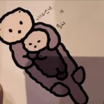 Kim Eana Instagram - 짠 것처럼 서로 준 티셔츠를 입고 온 문치랑 나. 피부만 애기궁뎅이같았던 문치는 끝인사때 진짜 애기처럼 펑펑 울었고 내 맘은 찢기고😭 믿기 힘들만큼 잘 통해서 노래 나갈 때마다 수다가 끊기지 않은 거의 유일한 게스트이자 수다가 넘치다 못해 늘 끝인사를 못 했던 우리는 다시 따로 만날 날짜까지 꽝꽝 정함.. 내가 뭔 말을 할 때마다 ’그 얘기 카드에 썼는데!‘라며 끝까지 동기화된 모습을 자랑했다🥹 카드는 또 어찌나 아래위로 빼곡히 썼던지 펼치자마자 또 울컥했네. 카드마저 공간이 모자라 쓸려나가면 어떡하냐고 ㅠㅠ 끝까지 ‘내여자’드립으로 킹받게 한 것 마저 갓벽한 그녀. 아몰라 우리는 어차피 금방 보니까!