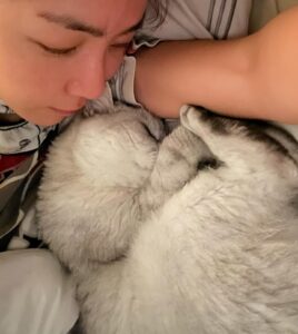 Kim Eana Instagram - 싱어게인 녹화 끝나자마자 몸살기가 왔고 어제 비로 갈근탕 먹고 오늘 다행히 노 스케줄이라 뒹굴. 봉삼이가 효도해서 너무 행복 휴식중. 몸살기는 가볍게 온듯.