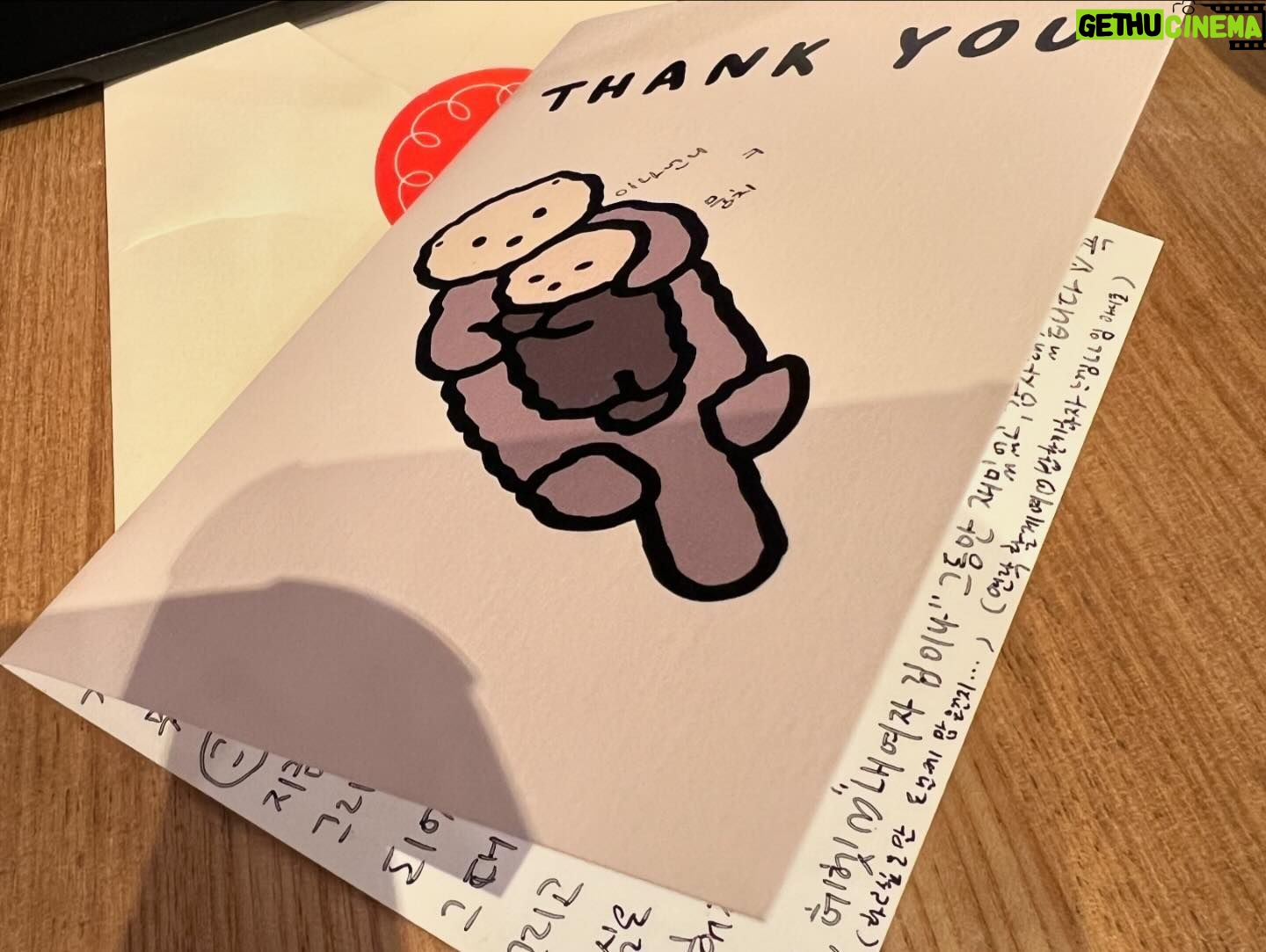 Kim Eana Instagram - 짠 것처럼 서로 준 티셔츠를 입고 온 문치랑 나. 피부만 애기궁뎅이같았던 문치는 끝인사때 진짜 애기처럼 펑펑 울었고 내 맘은 찢기고😭 믿기 힘들만큼 잘 통해서 노래 나갈 때마다 수다가 끊기지 않은 거의 유일한 게스트이자 수다가 넘치다 못해 늘 끝인사를 못 했던 우리는 다시 따로 만날 날짜까지 꽝꽝 정함.. 내가 뭔 말을 할 때마다 ’그 얘기 카드에 썼는데!‘라며 끝까지 동기화된 모습을 자랑했다🥹 카드는 또 어찌나 아래위로 빼곡히 썼던지 펼치자마자 또 울컥했네. 카드마저 공간이 모자라 쓸려나가면 어떡하냐고 ㅠㅠ 끝까지 ‘내여자’드립으로 킹받게 한 것 마저 갓벽한 그녀. 아몰라 우리는 어차피 금방 보니까!