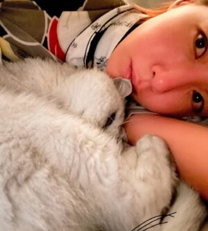 Kim Eana Instagram - 싱어게인 녹화 끝나자마자 몸살기가 왔고 어제 비로 갈근탕 먹고 오늘 다행히 노 스케줄이라 뒹굴. 봉삼이가 효도해서 너무 행복 휴식중. 몸살기는 가볍게 온듯.