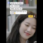 Kim Eana Instagram - ’톡이나할까‘라는 프로그램은 마주 앉아 톡으로 대화를 나누는 독특한 형식이었다. 뉘앙스와 손동작, 표정없이 깊은 대화가 어렵지 않을까 하는 우려와 정반대로 뜻밖의 속얘기가 서로 난무(?)했다. 아마도 눈앞에 펼쳐진 수 많은 카메라와 조명등의 촬영현장 대신 폰화면 속 이야기에만 집중하게 되는 특수성 덕분이었다. (촬영현장이 눈앞에 있으면 아무래도 관성적인 긴장이 든다) 이 프로그램의 인연으로 영광스럽게도 #문가영 님의 책에 추천사를 쓰게 됐는데 책을 보니 당시 나눴던 대화가 떠올랐다. 그래서 당시 대화도 첨부했다. 추천사는 마지막에. 내면의 갈등을 드러내지 않고 자란 이들에게 큰 위로를 줄 수 있을, 어쩌면 픽션 어쩌면 논픽션 #파타