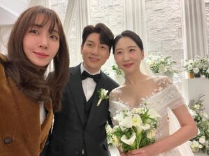 Kim Eana Instagram - 좋아하는 동생 태민이 결혼식 사회봄.
결혼생활 세팅 완료되었으니 잘 운영해 나갈거라 믿는다 너무너무 축하해!

추가)
플러리도 만나서 넘 반가웠음.. 멀리서 임요환도 봄 (일방적 인사하고 튐)